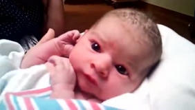 刚出生不到一天的宝宝，吐小舌头的样子太可爱了，超萌