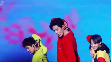 肖战一边跳舞一边笑太迷人了！舞台上的他闪闪发光