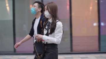 街拍美女：这小姨也太好看了，小屁孩福气真好