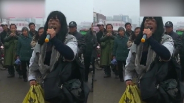 高手在民间，乞丐街头演唱一首歌引来众多路人围观，太壮观了
