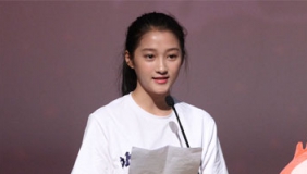 关晓彤代表新生发言 白衣牛仔显青春气息