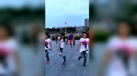 美女舞蹈老师带领学员跳广场舞美极了！
