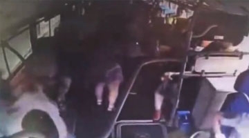 监拍男子公交车上插队遭制止 狠踹老人泄愤