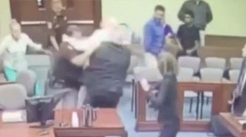 监拍庭审中疑犯从袖口拿出武器 扑向检察官助手瞬间