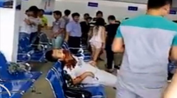 南充一驾考男子因喝酒胃出血 候考室内吐血不止