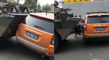 女司机驾车穿插解放军装甲车队 撞上步战车