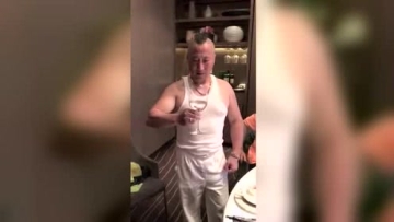 牛人饭局上表演绝活：用鼻子喝酒