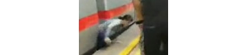 【拍客】女子地铁跳轨 车从身上越过未受伤