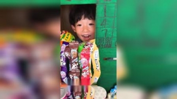 亲子游戏：萌娃的棒棒糖真大呀