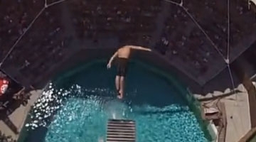 实拍牛人高空无防护极限跳水 看着就令人眼晕!