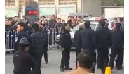 【拍客】湘雅三医院纠集警察保安对维权家属暴力执法！