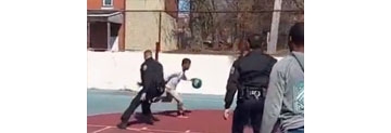 【拍客】黑人学生打篮球狂虐警察 疯狂过人晃倒