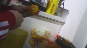 记者卧底饮品店新鲜果汁内幕多，看完不再买了