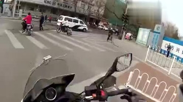 北京一骑手礼让行人后教育后车这样的人活该被赞