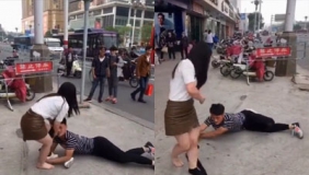 男子为挽留女友躺地抱大腿 苦苦哀求把丝袜拽掉