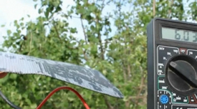 牛人现场展示制作太阳能板的绝活，看过程服了，这技术厉害