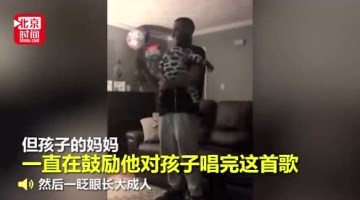 爸爸对失聪儿子深情歌唱 宝宝突然露出笑容让他瞬间泪崩