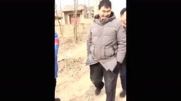 朱之文参加春晚回来学了首新歌，到家就唱给村民听，逗大家哈哈大笑