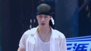 王一博变身Bboy放大招，水中起舞帅气撩人！