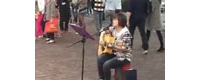 【拍客】头女艺人吉他弹唱 《可惜不是你》
