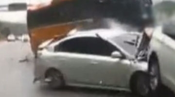 实拍韩国大巴暴走碾碎多车 司机或因疲劳驾驶睡着了