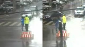 辽宁女孩暴雨中为交警打伞10分钟 屡劝不走