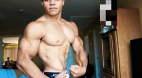 健身男神大汗淋漓，手臂青筋凸起，身材与模特型男有一拼