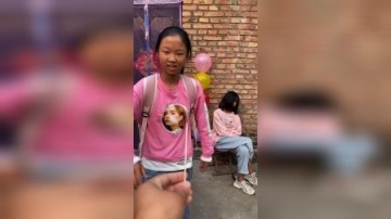 搞笑萌娃，姐姐快起来上学迟到了