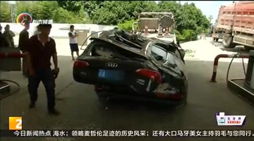 越野车强行转弯被砂石车掩埋