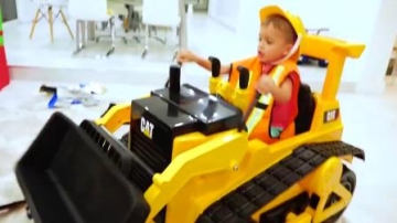 萌娃小可爱开着推土机来帮妈妈和哥哥一起收拾房间，小家伙可真会玩呢！