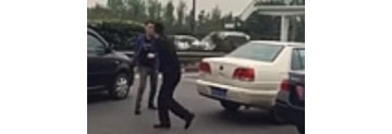 【拍客】实拍两男斗气打架堵住高速路口