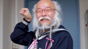 恶趣味！日本56岁男子每逢周末便化身“校园女孩”