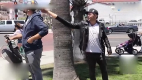 街头出现“长臂怪物”恶搞路人