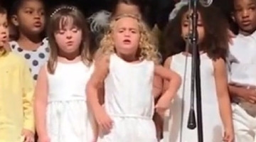 4岁小姑娘深情演唱hold全场 这是真正灵魂歌手