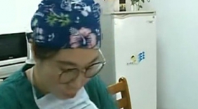 可爱!卡通玩偶来陪伴 萌宝胆子变大了