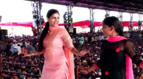 印度2位美女狂欢节登台舞蹈，场下人海狂欢助兴