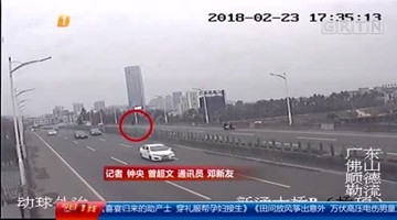 少女欲跳桥轻生 幸得过路辅警飞身扑救