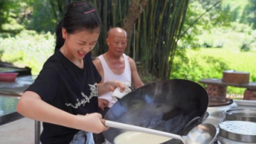 漆二娃vlog：给伯爷伯娘做一道鲫鱼豆腐汤，补充营养