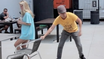 小伙街头恶搞抽妹子凳子遭“反击”，妹子的反应太迅速了