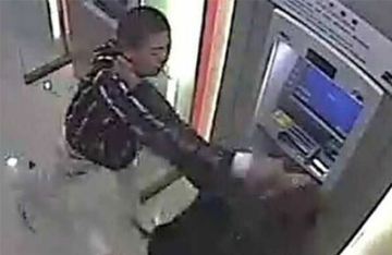 【拍客】男子取款遇抢劫 将劫匪打倒在地后淡定取钱