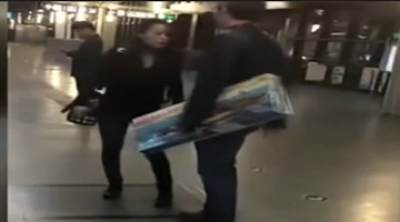 太火爆了 站台上小情侣吵架 什么都敢说