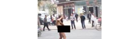 老人遭人殴打无处申冤，当街全裸讨说法