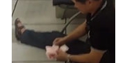 【拍客】小偷盗窃被抓获拿钱贿赂安管员被拒绝