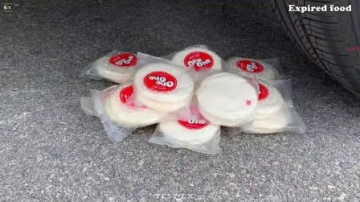 牛人把玩具工程车放到车底，看着好舒心，请勿轻易模仿！