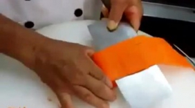 国外牛人厨师展示超强绝活，这刀法没数十年功夫都练不成