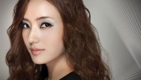 独家八卦：韩彩英长腿长睫毛都逆天 吃火锅辣到狂擦鼻涕