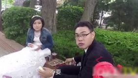 疯狂恶搞 朝警察喷番茄酱