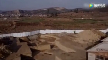 千年棺材打开后竟蓝光耀眼 挖出一堆蓝色骨骸