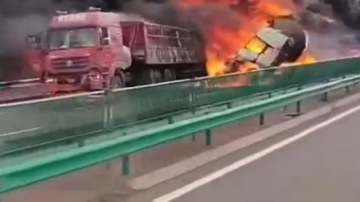 实拍：满载30吨柴油罐车追尾后起火爆炸 引燃百余米绿化带黑烟滚滚