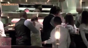 恶搞系列老板伪装成服务生在自个餐厅恶搞主厨，一路制造麻烦